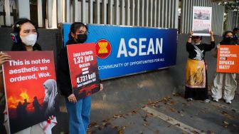 Sejumlah aktivis saat melakukan aksi di depan kantor ASEAN, Jakarta, Rabu (21/10/2026). [Suara.com/Alfian Winanto]