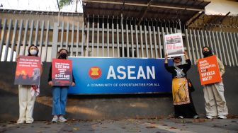Sejumlah aktivis saat melakukan aksi di depan kantor ASEAN, Jakarta, Rabu (21/10/2026). [Suara.com/Alfian Winanto]