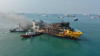 KMP Batumandi Terbakar, Tiga Tugboat PT PCM Bantu Pemadaman dan Evakuasi Penumpang