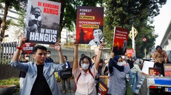 Sejumlah aktivis saat melakukan aksi di depan kantor ASEAN, Jakarta, Rabu (21/10/2026). [Suara.com/Alfian Winanto]