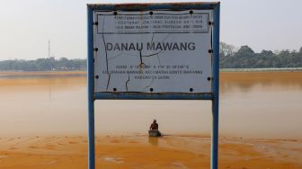 Nelayan mencari ikan di Danau Mawang yang dipenuhi alga di Kabupaten Gowa, Sulawesi Selatan, Rabu (21/10/2026). [ANTARA FOTO/Arnas Padda/agr]