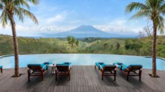 Menikmati Nusa Penida Lebih Santai, Menginap di Vila dengan Pemandangan Laut dan Gunung Agung