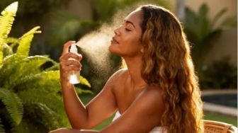 Praktis Reapply! 4 Sunscreen Spray Collagen Kulit Kenyal Bebas Garis Halus