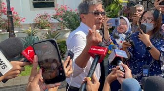 Rocky Gerung Beri Dua Finger Heart untuk Nilai Dua Tahun Pemerintahan Prabowo