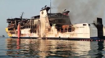 Masih Berasap, Basarnas Lakukan Pendinginan KMP Batumandi, 89 Kendaraan Diduga Ikut Terbakar