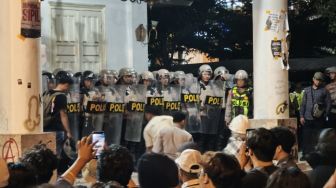 Demo di DPRD DIY Berakhir Ricuh, Mahasiswa yang Diamankan Diantar Pulang Polisi Dini Hari