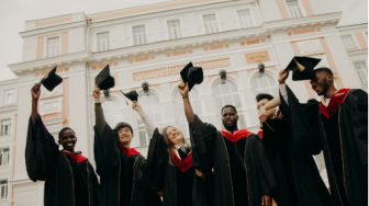 Fenomena Brain Drain: Mengapa Talenta Terbaik Indonesia Lebih Pilih Berkarier di Luar Negeri?