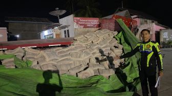 Diduga Rem Blong, Truk Semen Hilang Kendali di Jalan Lintas Solok-Padang hingga Tabrak Rumah Warga