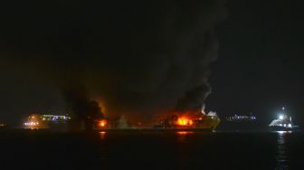 Kapal Motor Penumpang (KMP) Batumandi yang terbakar di perairan Pelabuhan Merak, Kota Cilegon, Banten, Selasa (20/10/2026). [ANTARA FOTO/Rikardo/pma/nym]
