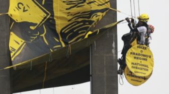 Di Balik Aksi Greenpeace: Sigap Copot Spanduk, Lambat Tangani Karhutla