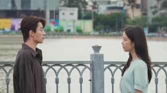 Review Once We Were Us: Saat Masa Depan Membawa Cinta ke Arah yang Berbeda