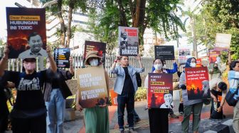 Sejumlah aktivis saat melakukan aksi di depan kantor ASEAN, Jakarta, Rabu (21/10/2026). [Suara.com/Alfian Winanto]