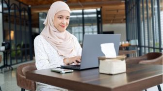 Sisi Gelap Wanita Karier: Jebakan Beban Ganda di Balik Kemandirian Finansial