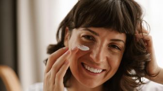4 Sunscreen Wardah untuk Flek Hitam Usia 40 Tahun ke Atas