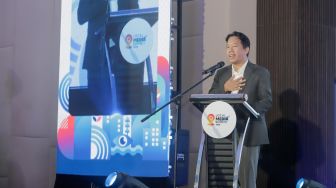 Pemimpin Redaksi Suara.com, Suwarjono memberikan sambutan dalam gelaran Local Media Summit (LMS) 2026 di Manhattan Hotel, Jakarta, Kamis (22/10/2026). [Suara.com/Alfian Winanto]