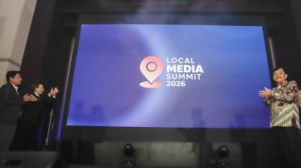 (kiri ke kanan) Pemimpin Redaksi Suara.com Suwarjono, Wakil Kepala Perwakilan Kedutaan Besar Norwegia Christian Groseth, Kepala Badan Komunikasi Pemerintah (Bakom) Syahganda Nainggolan dan IMS Country Programme Eva Danayanti saat membuka gelaran Local Media Summit (LMS) 2026 di Manhattan Hotel, Jakarta, Kamis (22/10/2026). [Suara.com/Alfian Winanto]