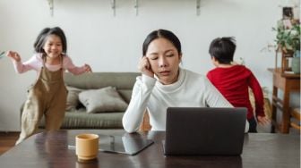 The Second Shift: Beban Tak Terlihat Perempuan Modern setelah Jam Kantor
