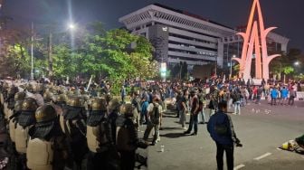Dua Tahun Prabowo-Gibran, Mahasiswa Semarang Suarakan Lima Tuntutan hingga Malam