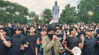 Panjat Patung Gubernur Suryo, Demonstran di Surabaya Desak Prabowo-Gibran Lengser