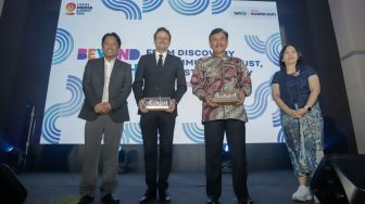 (kiri ke kanan) Pemimpin Redaksi Suara.com Suwarjono, Wakil Kepala Perwakilan Kedutaan Besar Norwegia Christian Groseth, Kepala Badan Komunikasi Pemerintah (Bakom) Syahganda Nainggolan dan IMS Country Programme Eva Danayanti foto bersama usai membuka gelaran Local Media Summit (LMS) 2026 di Manhattan Hotel, Jakarta, Kamis (22/10/2026). [Suara.com/Alfian Winanto]