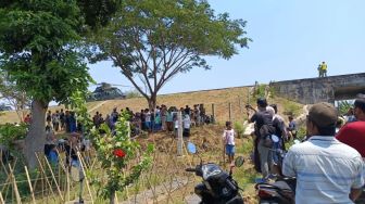Petani Rela Tinggalkan Cangkul di Sawah, Heboh Jet Tempur F-16 Mendarat di Tol Paspro