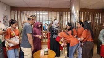 Barang Ludes Terbakar di KMP Batumandi, Penari Asal Sumatra Disambut Haru Bupati Ipuk