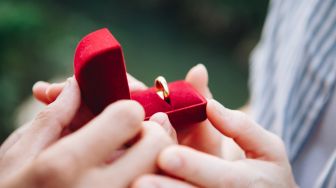 Arti Mimpi Dikasih Cincin Emas oleh Seseorang, Benarkah Pertanda Jodoh?
