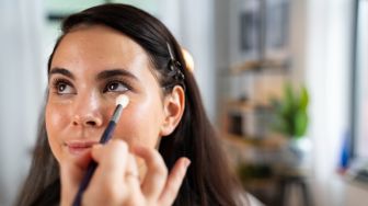 Cara Menutup Flek Hitam dengan Concealer dan Cushion Tanpa Terlihat Tebal