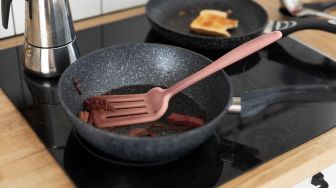 Bagaimana Cara Membersihkan Kerak Gosong di Teflon? Ini Tips Aman Tanpa Merusak Lapisan