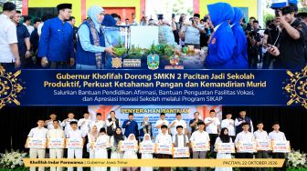 Gubernur Khofifah Salurkan Bantuan Pendidikan dan Fasilitas Vokasi di SMKN 2 Pacitan