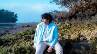 Sempat Vakum Setahun, Ravi Andika Kembali dengan Bulan Biru yang Bikin Mewek