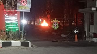 Demo 2 Tahun Prabowo-Gibran di Unhas Berakhir Rusuh, Satu Mahasiswa Diamankan