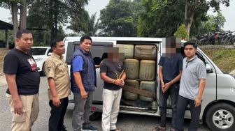 Polisi Tangkap 2 Pria, Amankan Minibus Angkut Ribuan Liter Pertalite di Kuansing