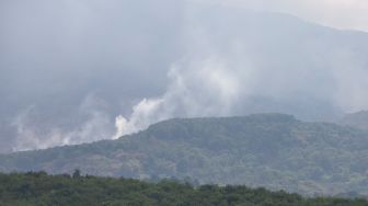 Kepulan asap terlihat dari lokasi kebakaran hutan di kawasan Gunung Ciremai, Kuningan, Jawa Barat, Jumat (23/10/2026). [ANTARA FOTO/Dedi Suwidiantoro/kye]

