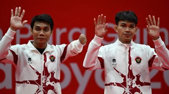 Pebulu tangkis ganda putra Indonesia Muh Al Imran (kanan) dan Suryo Nugroho (kiri) melambaikan tangan saat upacara medali usai mengalahkan pasangan Korea Selatan Shin Kyung Hwan dan Cho Nadan pada final ganda putra SL3-SU5 Asian Para Games 2026 di Municipal Gymnasium, Ichinomiya, Nagoya, Jepang, Jumat (23/10/2026). [ANTARA FOTO/M Risyal Hidayat/nz]