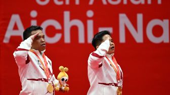 Pebulu tangkis ganda campuran Indonesia Subhan (kiri) dan Rina Marlina (kanan) memberi hormat saat upacara penyerahan medali seusai mengalahkan pasangan China Shuangbao Lin dan Qingtao Zeng pada final ganda campuran SH6 Asian Para Games 2026 di Municipal Gymnasium, Ichinomiya, Nagoya, Jepang, Jumat (23/10/2026). [ANTARA FOTO/M Risyal Hidayat/nz]