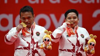 Pebulu tangkis ganda campuran Indonesia Subhan (kiri) dan Rina Marlina (kanan) berpose saat upacara penyerahan medali seusai mengalahkan pasangan China Shuangbao Lin dan Qingtao Zeng pada final ganda campuran SH6 Asian Para Games 2026 di Municipal Gymnasium, Ichinomiya, Nagoya, Jepang, Jumat (23/10/2026). [ANTARA FOTO/M Risyal Hidayat/nz]