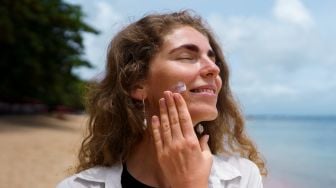 9 Rekomendasi Sunscreen Lokal yang Tidak Bikin Sumuk saat Cuaca Panas Lembap