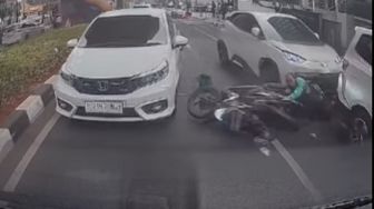 Driver Ojol Patah Tulang Usai DItabrak dan Dilindas Taksi Online Dua Kali di Panglima Polim