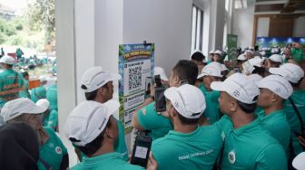 Antusiasme petani saat mengakses FARMRISE dalam peluncurannya di Malang Jawa Timur (20/10). Platform ini menjadi bagian dari upaya Bayer Indonesia memperkuat ekosistem pembelajaran dan pendampingan digital bagi petani Indonesia. [handout]