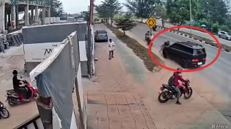 Mahasiswi Tewas Ditabrak di Batam, Detik-detik Kecelakaan Terekam CCTV