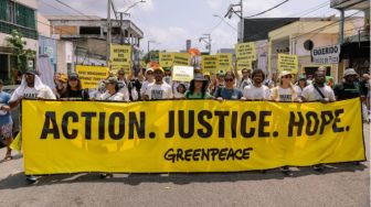 Aksi Greenpeace di Bundaran HI: Alarm Darurat Krisis Iklim yang Kian Mengimpit Rakyat