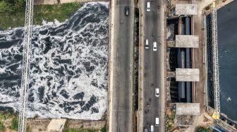 Foto udara aliran Kali Bekasi yang berbusa dan berwarna hitam, diduga akibat pencemaran limbah, di kawasan Margahayu, Kota Bekasi, Jawa Barat, Jumat (23/10/2026). [ANTARA FOTO/Darryl Ramadhan/kye]