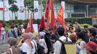 Massa Demo di Patung Kuda Tuntut Prabowo Stop MBG, Dananya Kasih ke Korban Karhutla!