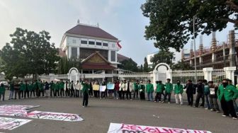 Mahasiswa Geruduk DPRD Batam: Protes Data Center, Blackout hingga Karhutla