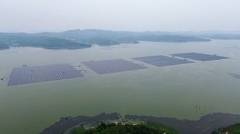 Foto udara pekerja melanjutkan pembangunan pembangkit listrik tenaga surya (PLTS) terapung di Waduk Tembesi, Batam, Kepulauan Riau, Sabtu (24/10/2026). [ANTARA FOTO/Fitra Yogi/tom]
