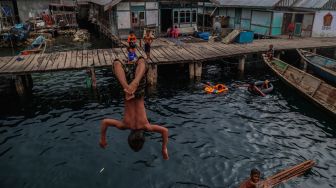 Seorang anak Suku Bajo melompat ke laut di Perkampungan Bajo Sangkuang, Kecamatan Botang Lomang, Kabupaten Halmahera Selatan, Maluku Utara, Minggu (25/10/2026). [ANTARA FOTO/Andri Saputra/hma]
