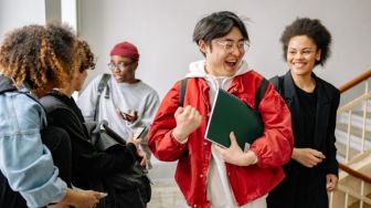 Code-Switching: Ketika Dua Bahasa Bercampur Membentuk Identitas Baru
