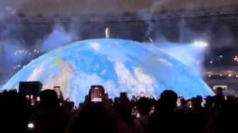 Megah! Kanye West Tampil di Atas Kubah Raksasa dengan Visual Bumi dan Bulan di Konser Jakarta
