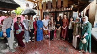 Kunjungi Desa Tenganan Pegringsingan, Seruni dan Dekranas Dukung Pelestarian Tenun Gringsing